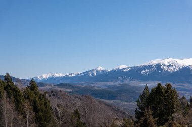 Kışın dağ manzarası