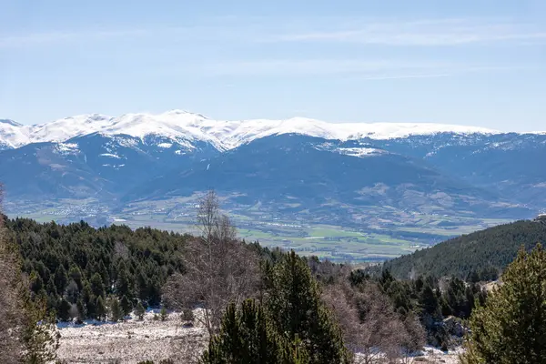 Tatra ve Polonya dağlarındaki dağ vadisine bak..