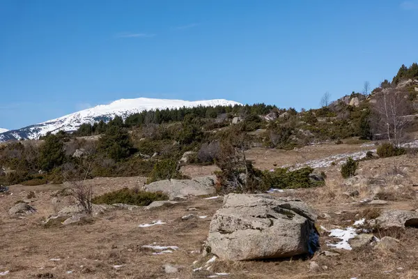 Karla kaplı dağlarla kaplı güzel bir manzara.