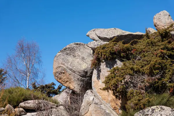 Uçurumun kenarındaki kaya oluşumları. Seyahat, yürüyüş, turizm, doğa, seyahat, yürüyüş, yürüyüş konsepti
