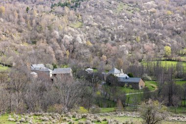 Dağlardaki küçük Anar köyü