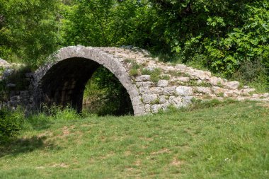 Katalonya 'nın kuzeyindeki Targogona şehrinin antik Roma su kemerinin taş köprüsü, İspanya