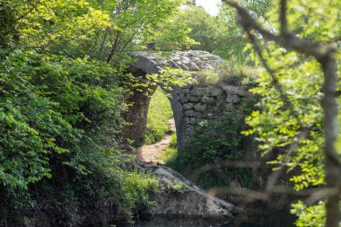 Eski köyün antik şehrinde eski bir taş köprü.