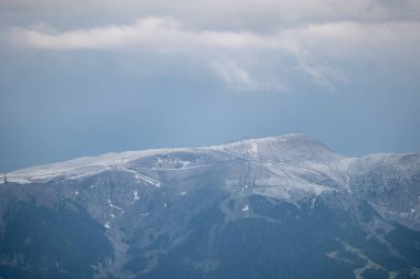 Dağların manzarası ve sisin içindeki bulutlar.