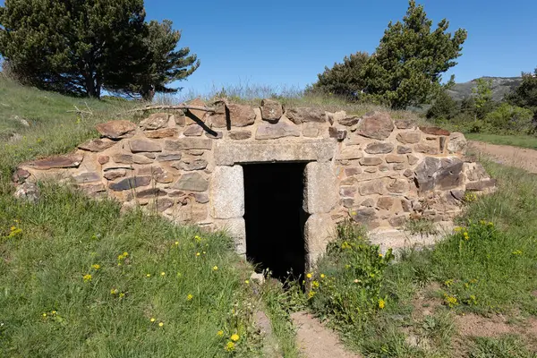 Köydeki eski taş ev.