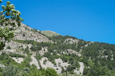 Mavi gökyüzü ile güzel dağ manzarası