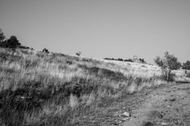 Dağlardaki bir yolun dikey çekimi.