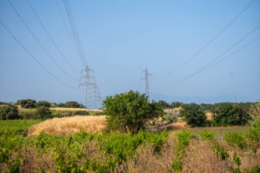 Alandaki yüksek voltajlı elektrik hatları