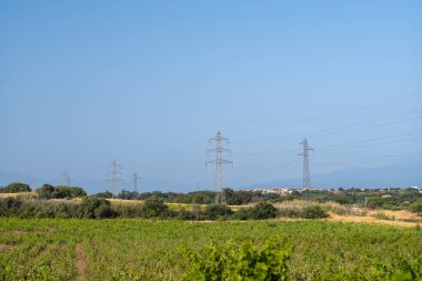 Elektrik alanının gücü.