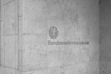 Berlin, Almanya - 26 Kasım 2021: Berlin 'deki Alman Gizli Servisi' nin yeni binası hakkında yorum ve kartal