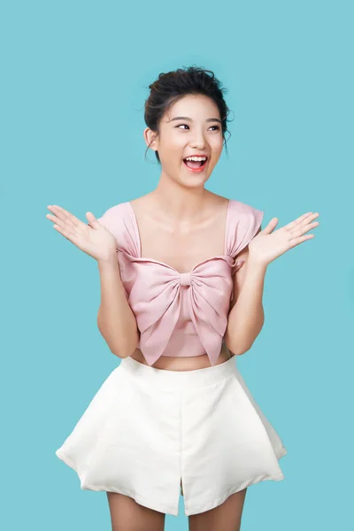 Fiatal Ázsiai Lány Meglep Kiabál Arc Kifejezés Elszigetelt Cián Háttér — Stock Fotó