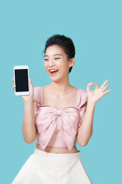 Όμορφη Ασιάτισσα Γυναίκα Κρατώντας Smartphone Mockup Της Λευκής Οθόνης Και — Φωτογραφία Αρχείου