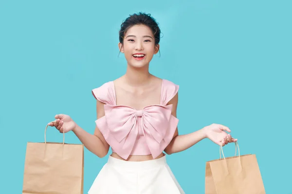 Çantalı Mutlu Genç Bayan Alışverişi — Stok fotoğraf