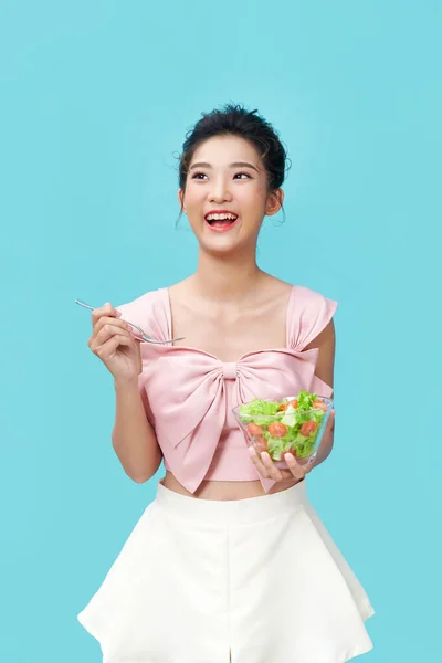 Asijské Mladá Žena Jíst Salát Modrém Pozadí Dieta Jídlo Koncept — Stock fotografie