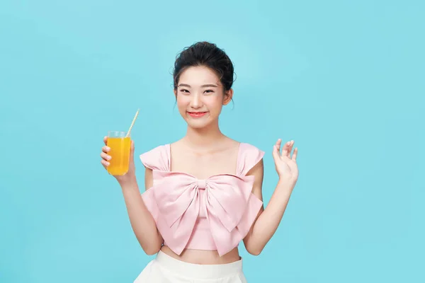 Mujer Que Bebe Jugo Naranja —  Fotos de Stock