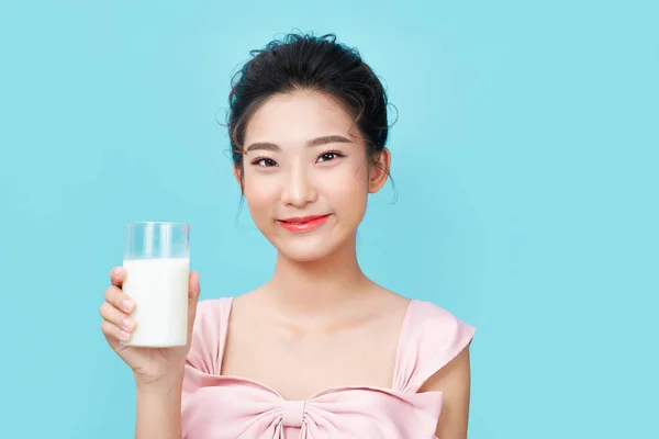 Schöne Junge Frau Mit Glas Milch Über Cyan Hintergrund — Stockfoto