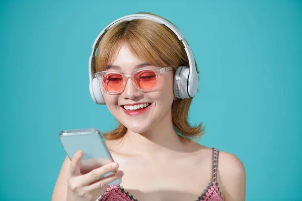 Hermosa Mujer Joven Auriculares Escuchando Música Sobre Fondo Claro —  Fotos de Stock