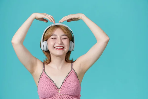 Hezké Asijské Dívka Oblíbený Playlist Prostřednictvím Sluchátek Uvolnil Bezstarostný Výraz — Stock fotografie