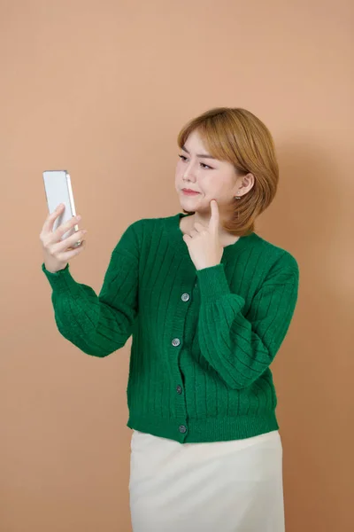 Азійська Жінка Тримає Смарт Телефонний Дива Думаючи Плануючи Щось Стоячи — стокове фото