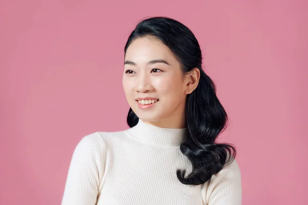 Sonriente Hermosa Asiática Posando Una Pared Rosa —  Fotos de Stock