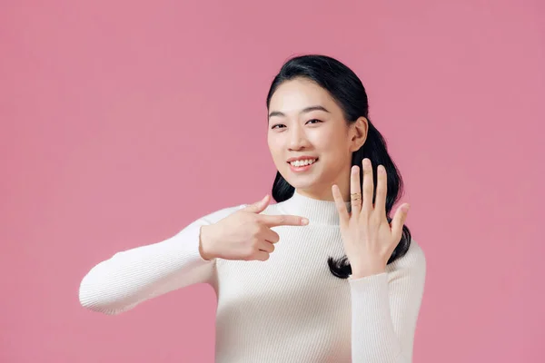 Fiatal Gyönyörű Ázsiai Mutatja Eljegyzési Gyűrűjét — Stock Fotó