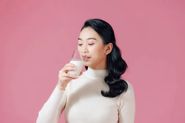 Roztomilá Zdravá Žena Pije Mléko Sklenice Izolované Růžovém Pozadí — Stock fotografie