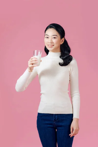 Joven Mujer Asiática Sosteniendo Leche Con Sonrisa Sobre Fondo Rosa — Foto de Stock