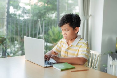 Video öğretmeniyle online öğrenci çalışması.