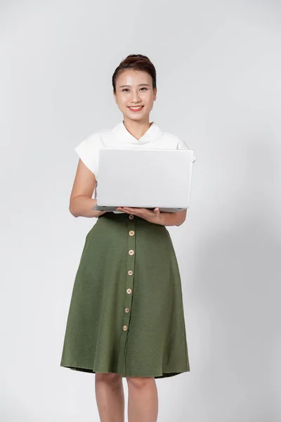 Retrato Joven Chica Asiática Feliz Utilizando Ordenador Portátil Aislado Sobre — Foto de Stock