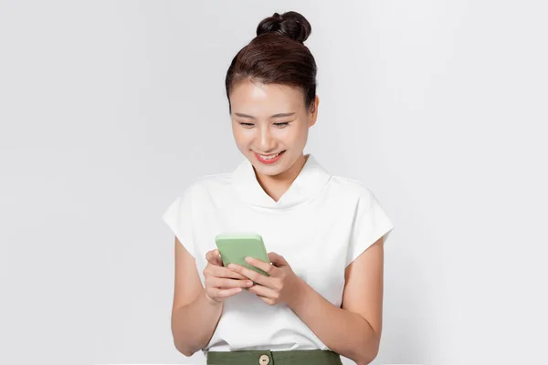 Krásná Usměvavá Žena Kontroluje Poštu Mobilním Telefonu — Stock fotografie