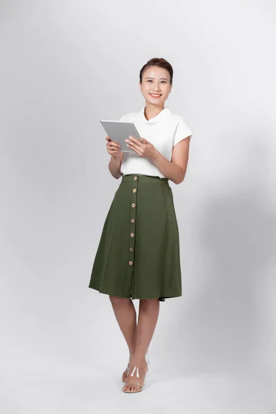 Imagen Una Joven Asiática Sonriendo Sosteniendo Una Tableta Digital Pie — Foto de Stock