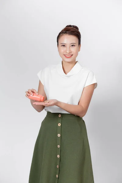 Feliz Mujer Asiática Verter Píldoras Botella — Foto de Stock