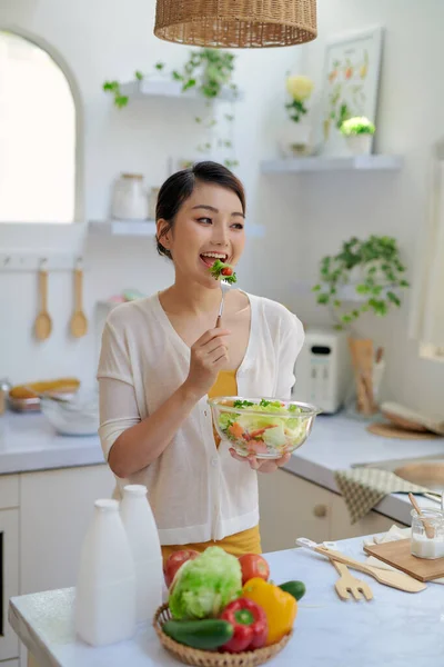Boldog Szexi Saláta Fehér Háttér — Stock Fotó