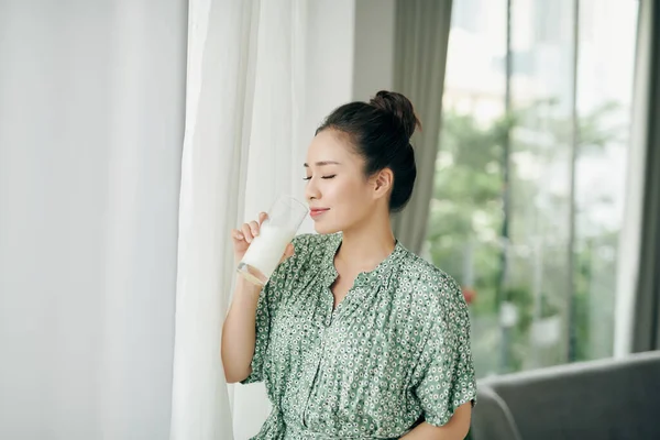 Glückliche Junge Asiatin Trinkt Heimischen Wohnzimmer Milch Aus Dem Glas — Stockfoto