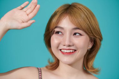 Bir kadın güneş yanığını önlemek için elini kaldırır..