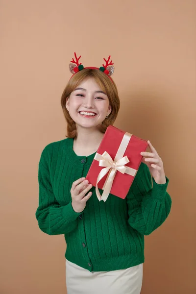 Приваблива Фотографія Привабливої Жінки Прекрасною Посмішкою Червоною Коробкою Подарунками Різдво — стокове фото