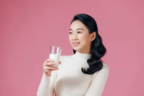 Πορτρέτο Μιας Ικανοποιημένης Νεαρής Ασιάτισσας Που Πίνει Γάλα Από Ποτήρι — Φωτογραφία Αρχείου
