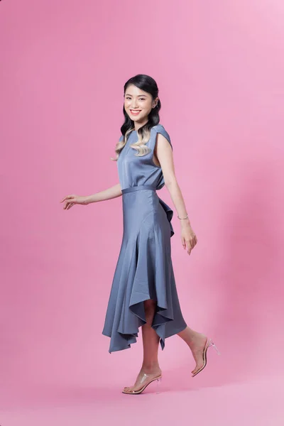Asiático Jovem Modelo Feminino Vestido Andando Sobre Fundo Rosa Sorrindo — Fotografia de Stock
