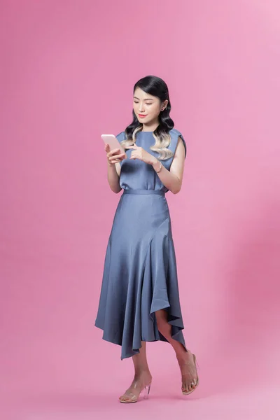 Όμορφη Γυναίκα Κρατώντας Smartphone Και Περιήγηση Στο Διαδίκτυο Κουβέντα Απομονωμένη — Φωτογραφία Αρχείου