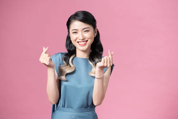 Jovem Mulher Asiática Mostrando Mini Coração Sinal Isolado Fundo Rosa — Fotografia de Stock