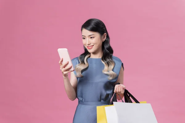 Mujer Compras Con Bolsas Mensaje Texto Teléfono Inteligente Mientras Camina —  Fotos de Stock