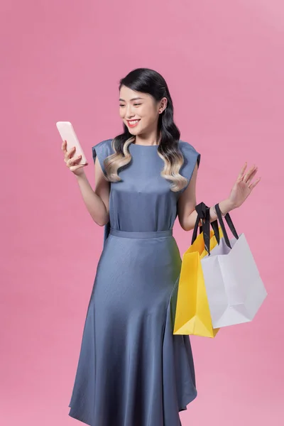 Молодая Счастливая Азиатка Разноцветной Сумкой Покупок Через Телефон Удивленные Большими — стоковое фото