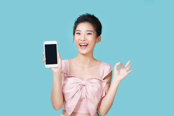 Hermosa Mujer Asiática Sosteniendo Maqueta Del Teléfono Inteligente Pantalla Blanco —  Fotos de Stock