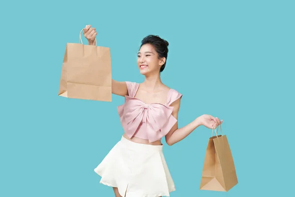 Feliz Asiático Jovem Mulher Com Sacos Compras — Fotografia de Stock