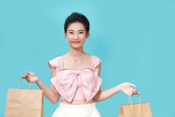 一个年轻的亚洲女人在购物途中购物 — 图库照片