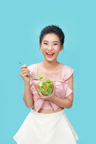 Asiática Joven Mujer Comer Ensalada Azul Fondo Dieta Alimentos Concepto —  Fotos de Stock