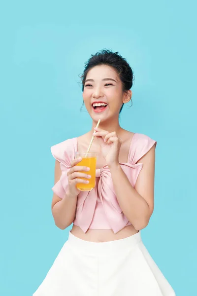 Asijská Žena Pije Pomerančový Džus — Stock fotografie