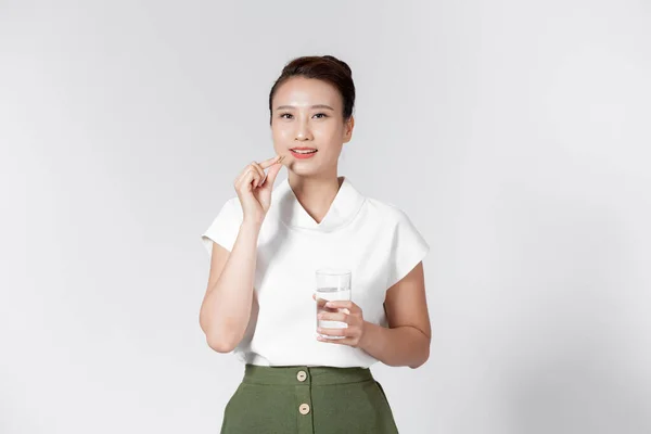 Joven Asiático Mujer Celebración Suplemento Cápsula Vaso Agua — Foto de Stock