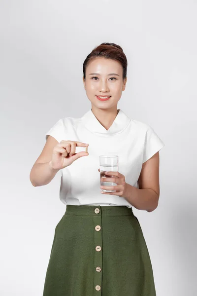 Joven Asiático Mujer Celebración Suplemento Cápsula Vaso Agua — Foto de Stock