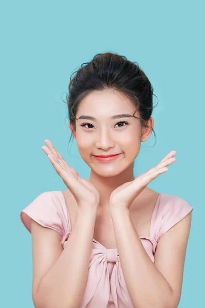 보이는 아시아 모델은 쾌활하게 웃으며 가까이에 손바닥을 배경에 고립된 긍정적 — 스톡 사진